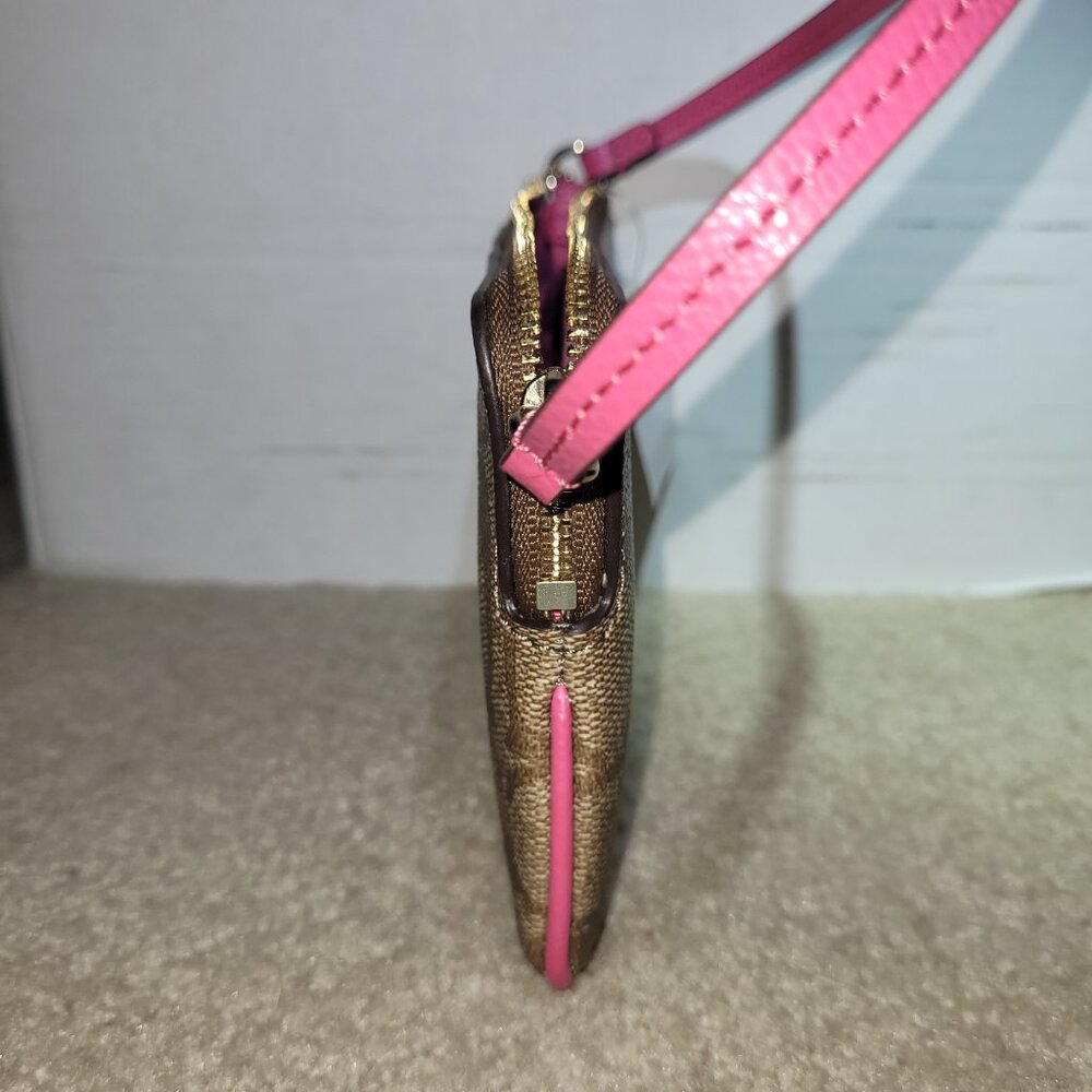 COACH SIGNATURE PVC LEATHER WRISTLET - NWT - Picture 3 of 3